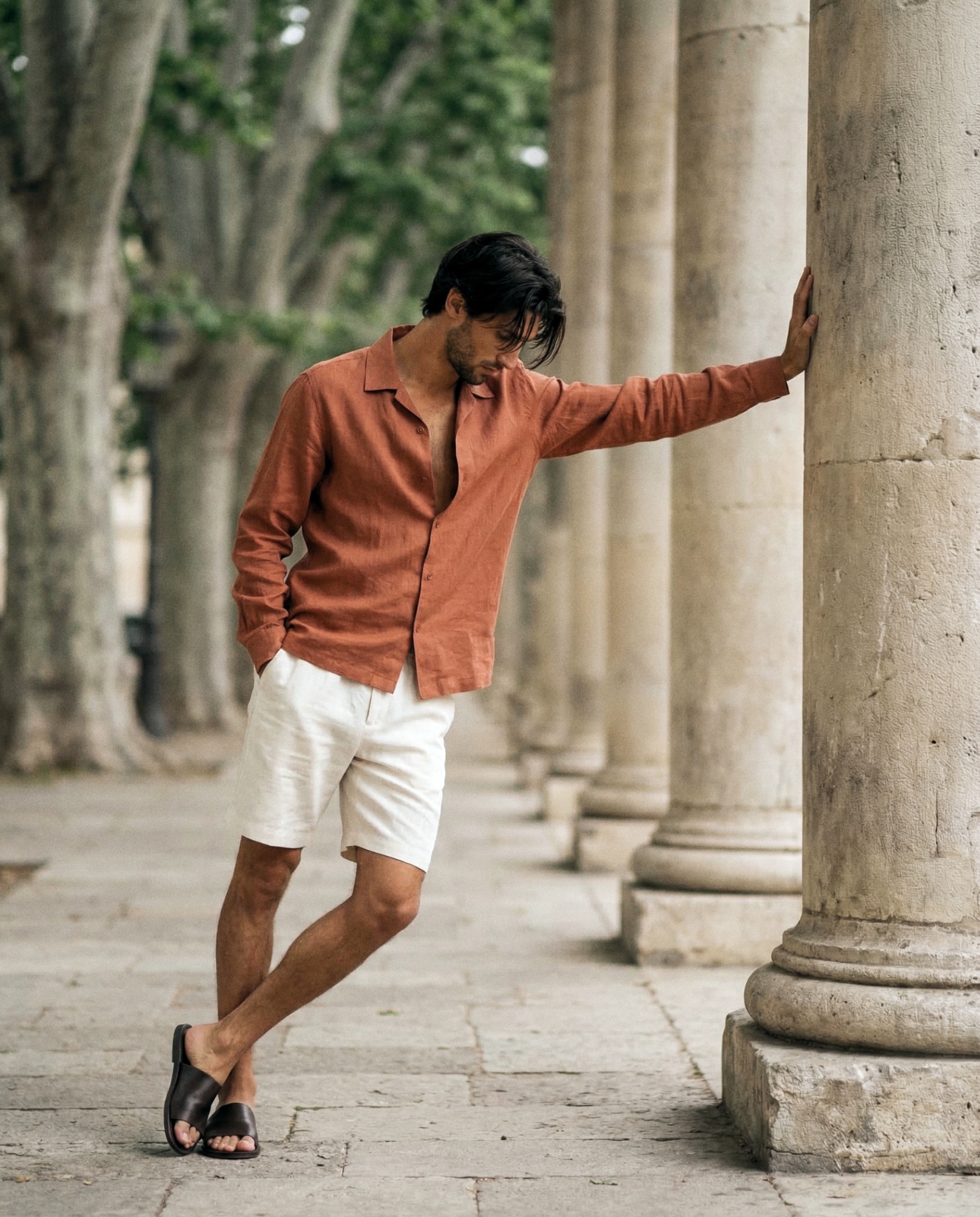 Terracotta shirt column lean